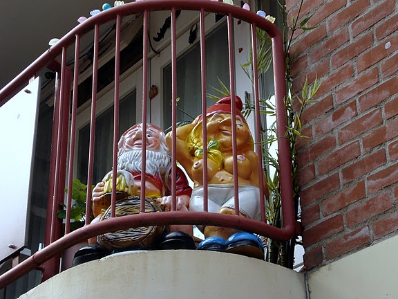 kabouterbeelden op een balkon